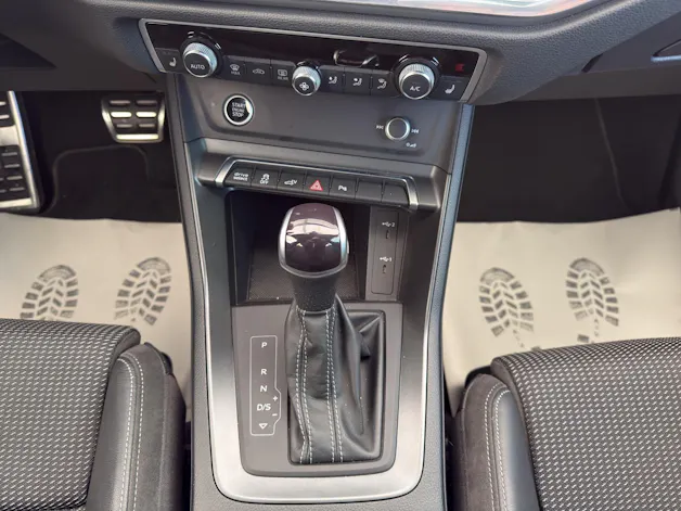 AUDI Q3 45 TFSI e S line Attraction S-tronic