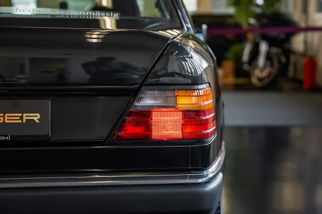 MERCEDES-BENZ 230 E