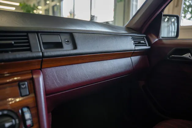 MERCEDES-BENZ 230 E