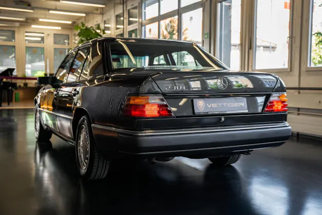 MERCEDES-BENZ 230 E