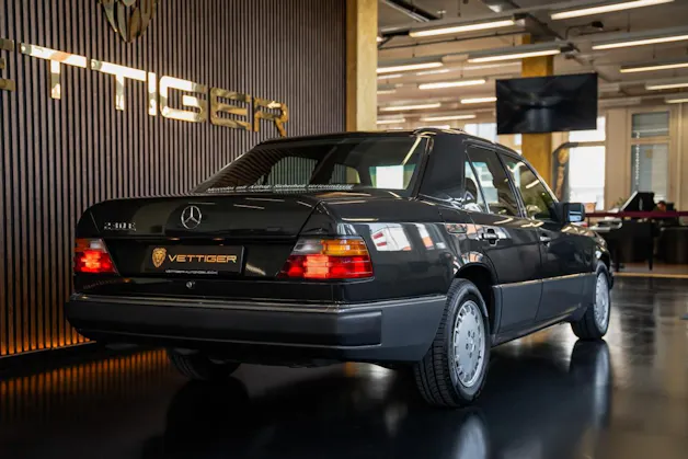 MERCEDES-BENZ 230 E