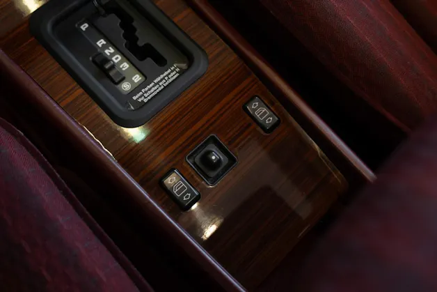 MERCEDES-BENZ 230 E