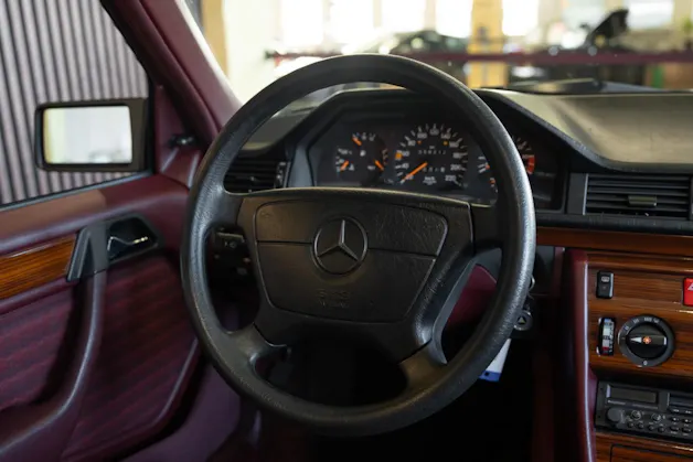 MERCEDES-BENZ 230 E