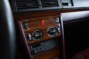 MERCEDES-BENZ 230 E