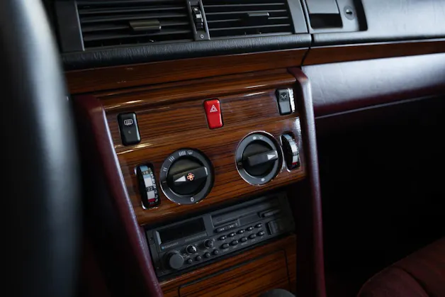 MERCEDES-BENZ 230 E