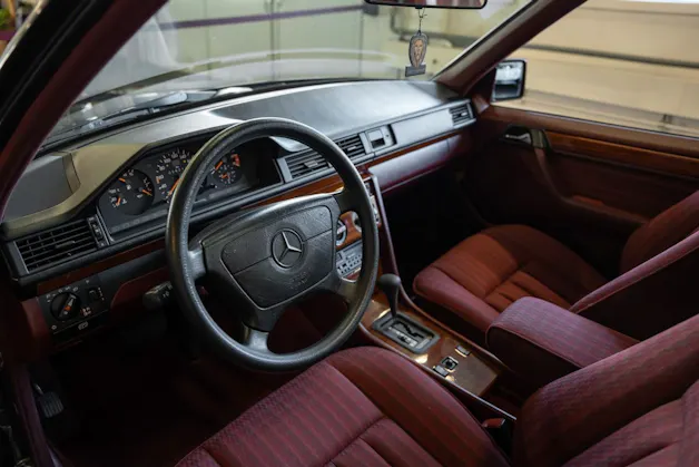 MERCEDES-BENZ 230 E