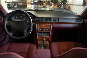 MERCEDES-BENZ 230 E