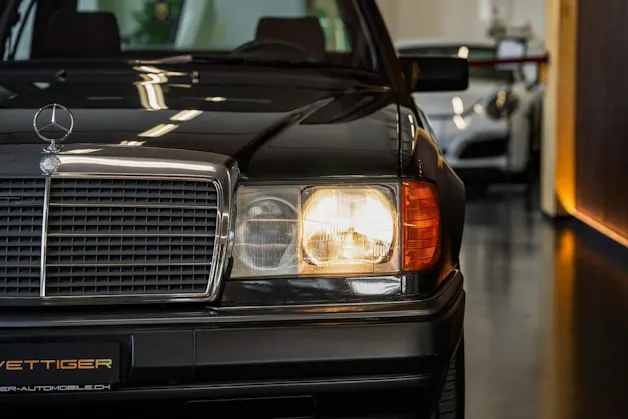MERCEDES-BENZ 230 E