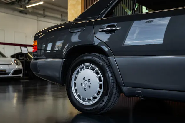 MERCEDES-BENZ 230 E