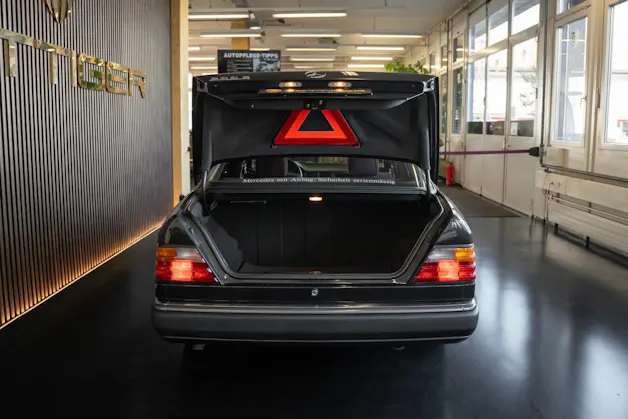 MERCEDES-BENZ 230 E