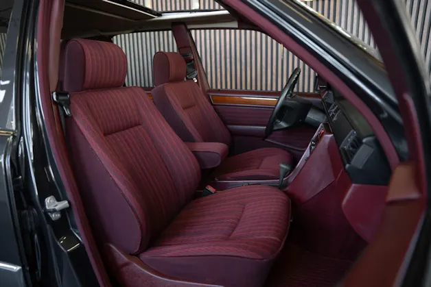 MERCEDES-BENZ 230 E