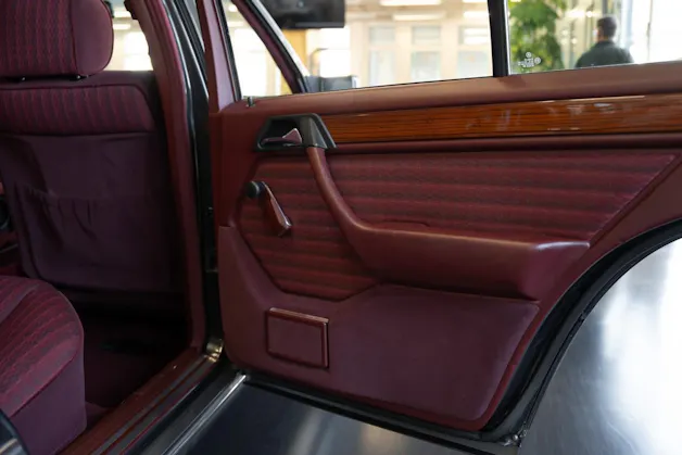 MERCEDES-BENZ 230 E