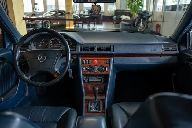 MERCEDES-BENZ E 220 T