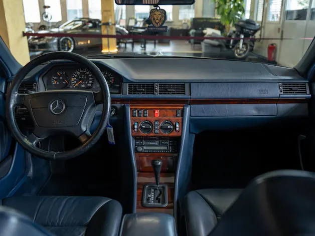 MERCEDES-BENZ E 220 T