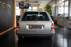 MERCEDES-BENZ E 220 T