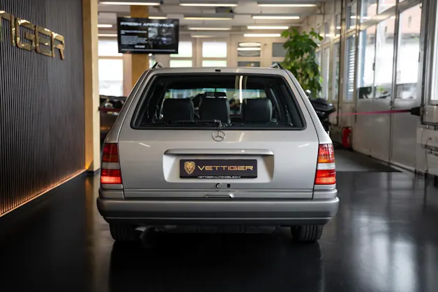 MERCEDES-BENZ E 220 T
