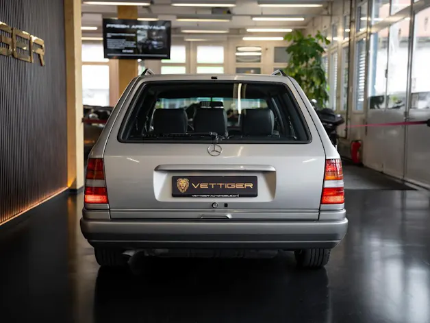 MERCEDES-BENZ E 220 T