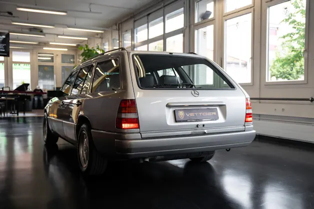 MERCEDES-BENZ E 220 T