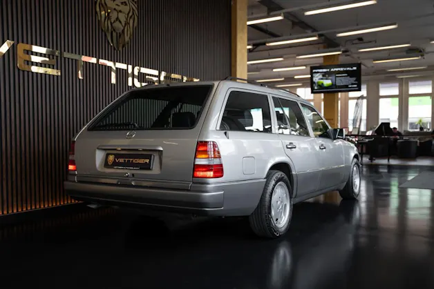 MERCEDES-BENZ E 220 T