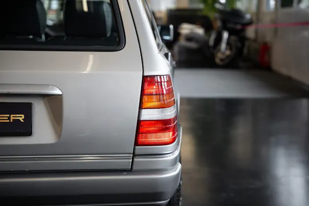 MERCEDES-BENZ E 220 T