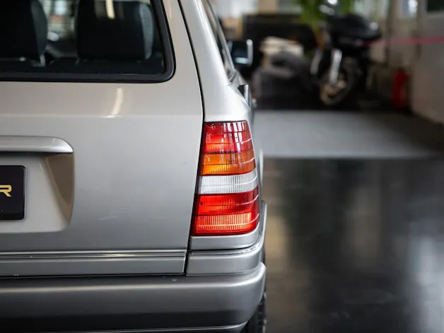MERCEDES-BENZ E 220 T