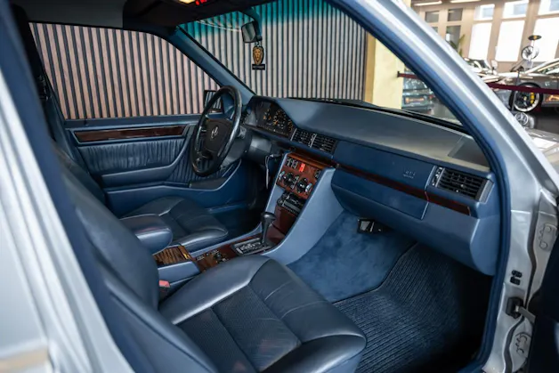 MERCEDES-BENZ E 220 T