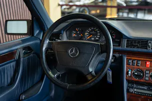 MERCEDES-BENZ E 220 T