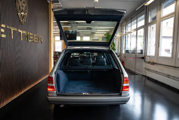 MERCEDES-BENZ E 220 T