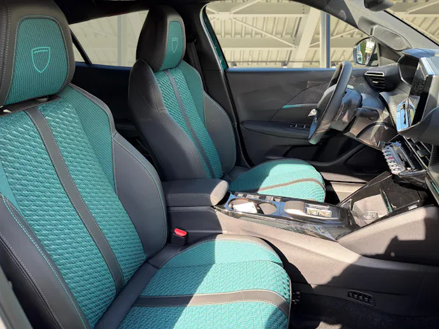 PEUGEOT 2008 1.2 Hybrid 145 Envy