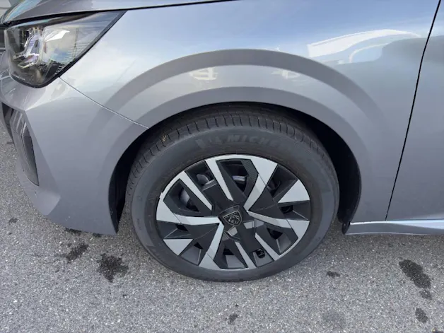 PEUGEOT 208 e-Business