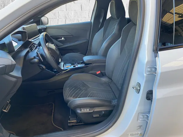PEUGEOT 208 1.2 Hybrid 145 GT