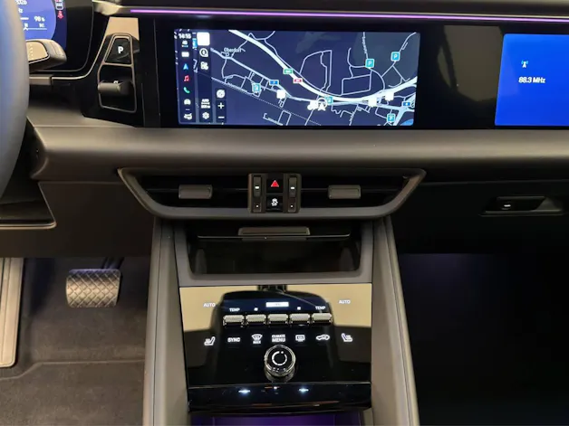 PORSCHE Macan 4