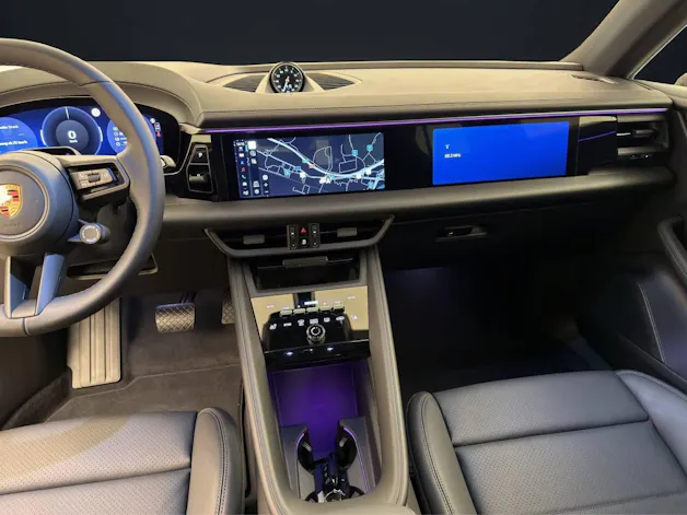PORSCHE Macan 4
