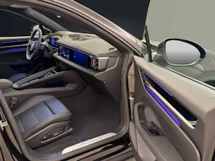PORSCHE Macan 4