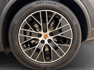 PORSCHE Macan 4