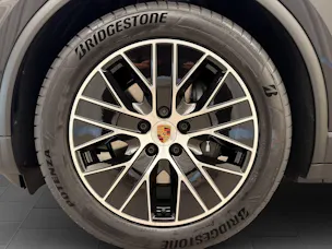 PORSCHE Macan 4