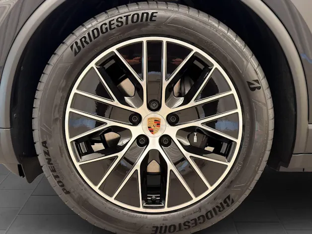 PORSCHE Macan 4