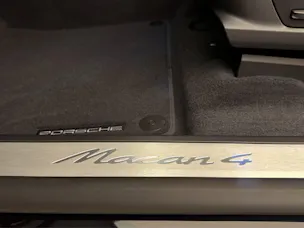 PORSCHE Macan 4