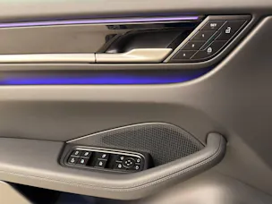 PORSCHE Macan 4