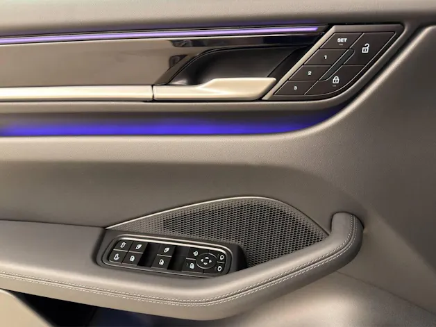 PORSCHE Macan 4