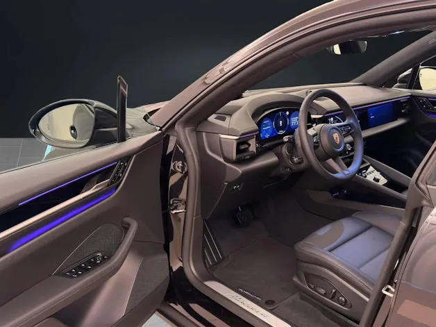 PORSCHE Macan 4