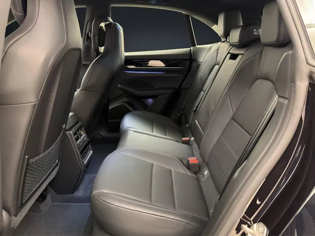 PORSCHE Macan 4
