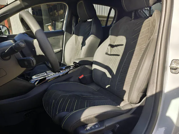 PEUGEOT 208 1.2 Hybrid 145 GT Exclusive