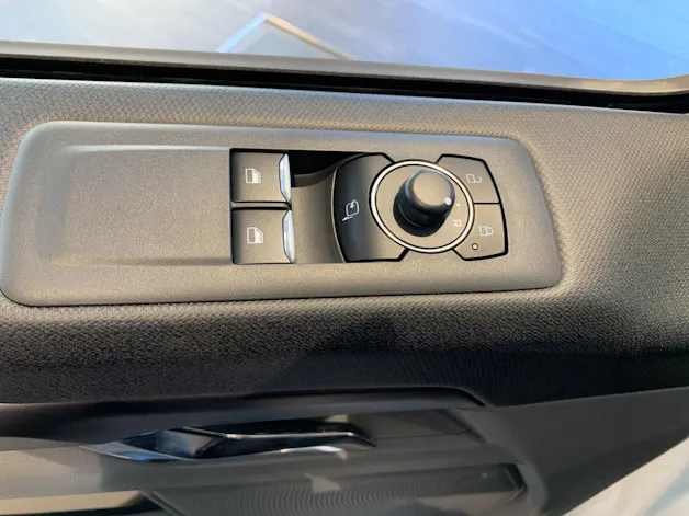 FORD Tourneo C Bus 320 L1 2.0 EcoBlue 170 Titanium