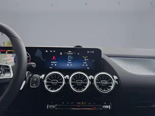 MERCEDES-BENZ GLA 200 Progressive