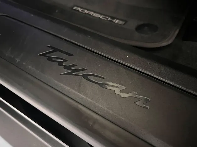 PORSCHE Taycan