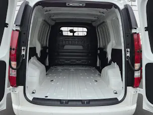 HYUNDAI Staria 84 kWh EV Cargo Amplia 450 kms autonomie
