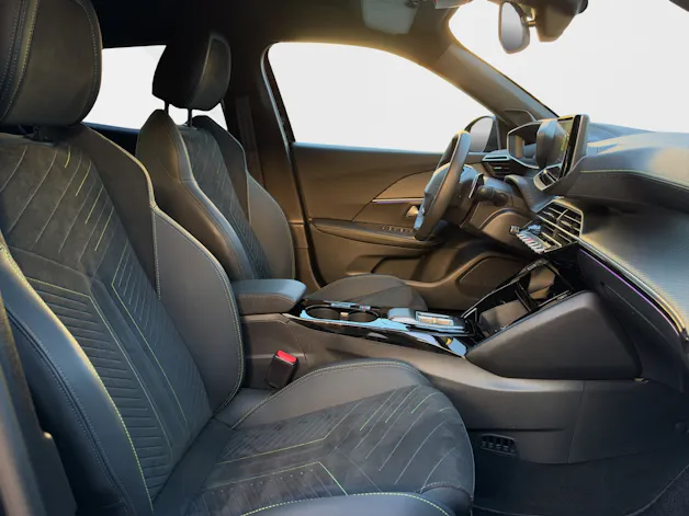 PEUGEOT 2008 1.2 GT Hybrid 145
