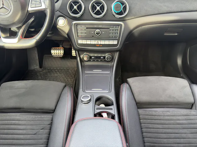 MERCEDES-BENZ GLA-Klasse X156 GLA 250 AMG Line 4m