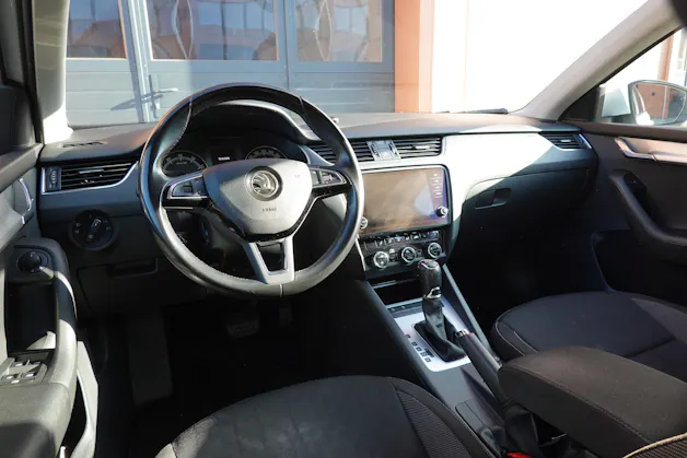 SKODA Octavia 1.5 G-tec Style "* CH Auto * 8 Roues * Capteurs avant/arrière * Tempomat Adaptatif * Clim Auto * Crochet attelage *"